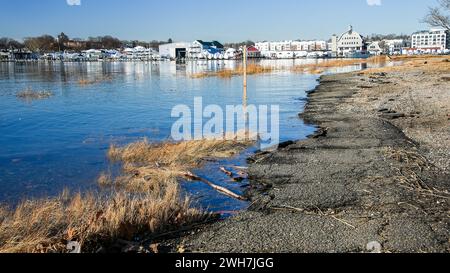 NORWALK, CT, USA - 8. FEBRUAR 2024: Überfluteter Fußweg um den Veterans Park in der Nähe der Innenstadt unter klarem blauem Himmel Stockfoto