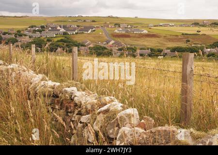 Ein Blick auf die Grundstücke, über eine Trockenmauer auf dem Hügel bei St. Margaret's Hope, Orkney, Großbritannien, mit Blick auf das umliegende landwirtschaftliche Land Stockfoto