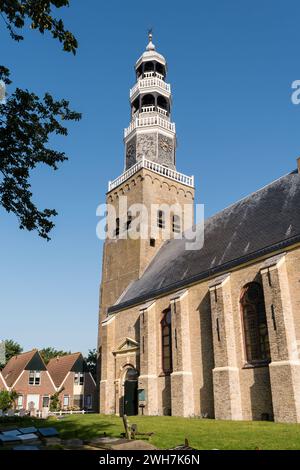 Die Kirche (Grote Kerk) von Hindeloopen in Friesland im Norden der Niederlande. Stockfoto