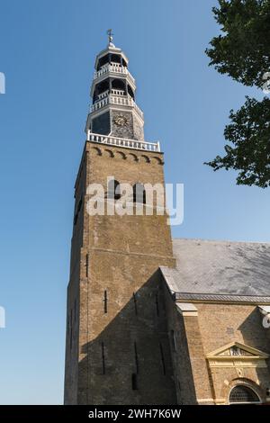 Die Kirche (Grote Kerk) von Hindeloopen in Friesland im Norden der Niederlande. Stockfoto