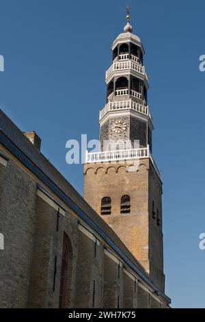 Die Kirche (Grote Kerk) von Hindeloopen in Friesland im Norden der Niederlande. Stockfoto