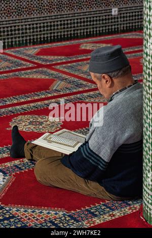 Im Inneren der Grand Mohammed VI Moschee rezitieren die Menschen Gebete und lesen den Koran. Saint Etienne, Departement Loire, Region Auvergne Rhône Alpes, Frankreich Stockfoto