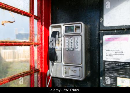 Alte öffentliche Telefonbox oder Kiosk mit Drucktaste und Mobilteil, Großbritannien Stockfoto