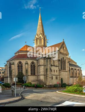 Die Apsiden und der Glockenturm der neogotischen Kirche Firminy, die Saint-Firmin gewidmet ist. Firminy, Departement Loire, Region Auvergne Rhône Alpes, Frankreich Stockfoto