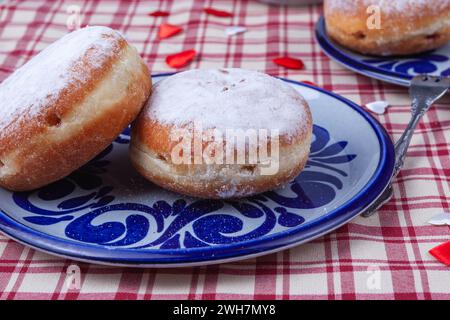 Das Bild zeigt zwei stimulierende Krabben auf Einer Platte. Die Krabben sind mit Einer Schicht Puderzucker bedeckt und haben Eine runde, üppige Form. Stockfoto