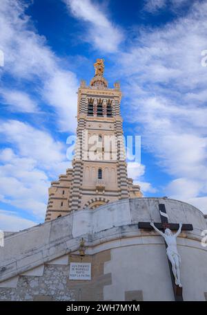 Blick auf Notre Dame de la Garde in Marseille, Frankreich: Detail des Glockenturms, überragt von der Statue der Jungfrau mit Kind. Stockfoto