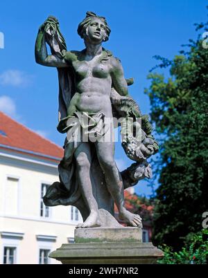 Prinz Heinrich von Preussen, der juengere Bruder Friedrich des Großen, praegte Schloß Rheinsberg und die Gartenanlagen im Stil des fruehen Klassizismus. Noch heute bedeutsam und vielbesucht ist der Musenhof in malerischer Lage am Grienericksee. Musenhof Schloß Rheinsberg *** Prinz Heinrich von Preußen, der jüngere Bruder Friedrichs des Großen, entwarf Schloss Rheinsberg und die Gärten im Stil des Frühklassizismus der Musenhof in malerischer Lage am Grienericker See ist bis heute bedeutend und viel besucht Musenhof Schloss Rheinsberg Stockfoto