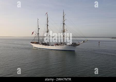 Die drei Mastbarke steuerte das norwegische Segelschulschiff STATSRAAD LEHMKUHL an, das sich der Hafeneinfahrt näherte Stockfoto