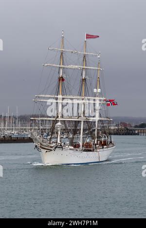 Die dreimastige Barke verließ das norwegische Segelschulschiff STATSRAAD LEHMKUHL aus der Marinestützung Stockfoto