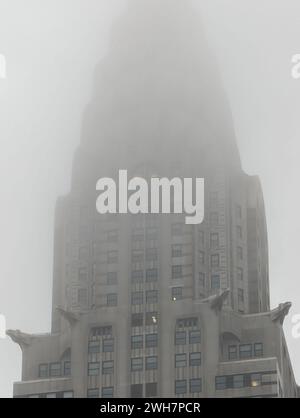 New York, USA - 28. Dezember 2023: Die Spitze des Chrysler Building ist von dichtem Nebel bedeckt. Stockfoto
