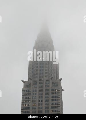 Die Spitze des Chrysler Building ist von dichtem Nebel bedeckt. Stockfoto