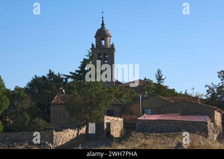 Der Turm der Stiftskirche Mariä Himmelfahrt erhebt sich über den Häusern in Medinaceli, Soria, Kastilien und León, Spanien, Europa Stockfoto