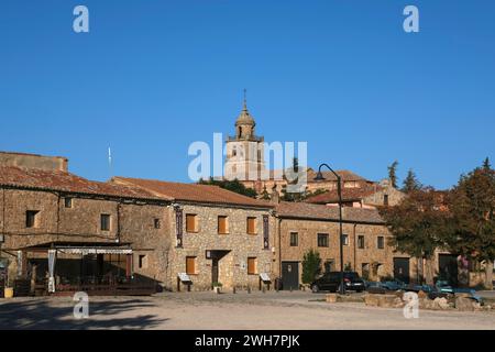 Der Turm der Stiftskirche Mariä Himmelfahrt erhebt sich über den Häusern in Medinaceli, Soria, Kastilien und León, Spanien, Europa Stockfoto