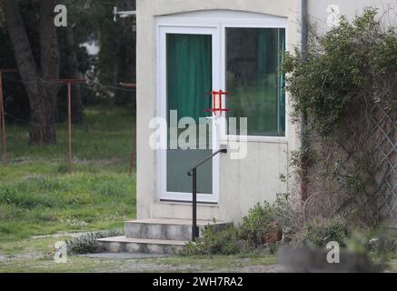 Puget Sur Argens, Frankreich. Februar 2024. © PHOTOPQR/NICE MATIN/Philipe Arnassan ; puget sur argens ; 07/02/2024 ; 220 impasse des marjolaines Mord par conjoint de 97 ans à Puget sur argens le couple vivait au rez de chaussée l'Epouse était malade Puget sur Argens, Frankreich, 8. februar 2024 Mord durch 97-jährigen Ehegatten in Puget sur Argens das Paar lebte im Erdgeschoss die Frau war krank der 16. eheliche Feminizid in Frankreich seit Anfang des Jahres, der 5. in der Abteilung Var Credit: MAXPPP/Alamy Live News Stockfoto