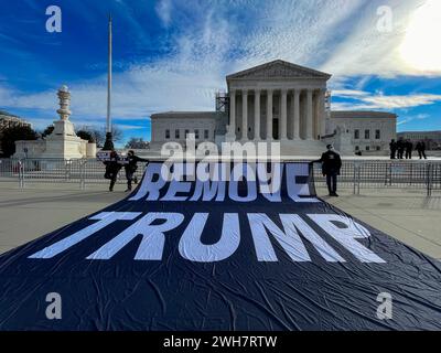 Washington, District of Columbia, USA. Februar 2024. Der Oberste Gerichtshof hört mündliche Argumente darüber, ob der ehemalige Präsident Donald Trump ColoradoÃs wegen seiner Handlungen am 6. Januar 2021 von der Vorwahl abgehalten werden kann. Abschnitt 3 des 14. Zusatzzusatzes verhindert, dass diejenigen, die an einem Aufstand beteiligt sind, ihr Amt innehaben. (Credit Image: © Sue Dorfman/ZUMA Press Wire) NUR REDAKTIONELLE VERWENDUNG! Nicht für kommerzielle ZWECKE! Stockfoto