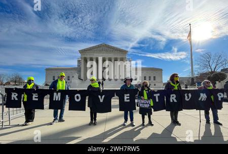 Washington, District of Columbia, USA. Februar 2024. Der Oberste Gerichtshof hört mündliche Argumente darüber, ob der ehemalige Präsident Donald Trump ColoradoÃs wegen seiner Handlungen am 6. Januar 2021 von der Vorwahl abgehalten werden kann. Abschnitt 3 des 14. Zusatzzusatzes verhindert, dass diejenigen, die an einem Aufstand beteiligt sind, ihr Amt innehaben. (Credit Image: © Sue Dorfman/ZUMA Press Wire) NUR REDAKTIONELLE VERWENDUNG! Nicht für kommerzielle ZWECKE! Stockfoto