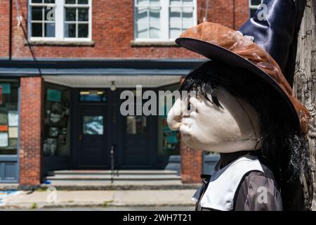 Salem, USA - 11. August 2019: Geschäfte mit Geschenkartikeln für Touristen in den Straßen von Salem an einem sonnigen Tag Stockfoto