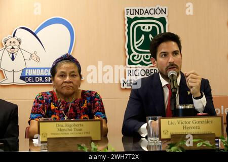 Mexiko-Stadt, Mexiko. Februar 2024. Rigoberta Menchu Tum, ehemaliger Friedensnobelpreis und Exekutivvorsitzender der Gruppe für ein besseres Land, Victor Gonzalez Herrera, während des Treffens zur Vereinbarung mit der Rigoberta Menchu Tum Foundation. Am 7. Februar 2024 in Mexiko-Stadt, Mexiko (Credit Image: © Luis Barron/eyepix via ZUMA Press Wire) NUR REDAKTIONELLE VERWENDUNG! Nicht für kommerzielle ZWECKE! Stockfoto