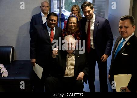 Mexiko-Stadt, Mexiko. Februar 2024. 7. Februar 2024, Mexiko-Stadt: Rigoberta Menchu Tum, ehemalige Friedensnobelpreisträgerin mit Victor Gonzalez, Gründungspräsident der Farmacias „Doctor Simi“ und dem Exekutivpräsidenten derselben Stiftung, Victor Gonzalez Herrera bei der Unterzeichnung des Kooperationsvertrags. Am 7. Februar 2024 in Mexiko-Stadt, Mexiko (Foto: Luis Barron/Eyepix Group/SIPA USA). Quelle: SIPA USA/Alamy Live News Stockfoto