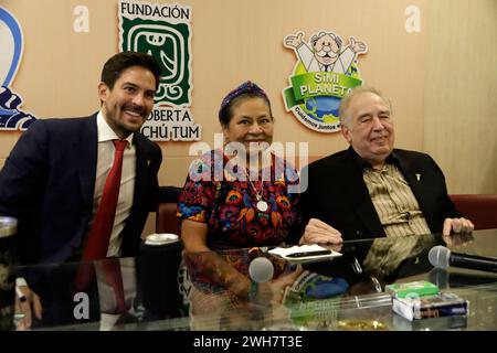 Mexiko-Stadt, Mexiko. Februar 2024. Rigoberta Menchu Tum, ehemalige Friedensnobelpreisträgerin mit Victor Gonzalez, Gründungspräsident der Farmacias 'Doctor Simi' und Exekutivvorsitzender derselben Stiftung, Victor Gonzalez Herrera bei der Unterzeichnung des Kooperationsvertrags. Am 7. Februar 2024 in Mexiko-Stadt, Mexiko (Credit Image: © Luis Barron/eyepix via ZUMA Press Wire) NUR REDAKTIONELLE VERWENDUNG! Nicht für kommerzielle ZWECKE! Stockfoto