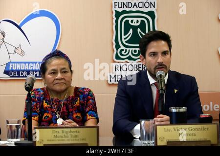 Mexiko-Stadt, Mexiko. Februar 2024. 7. Februar 2024, Mexiko-Stadt: Rigoberta Menchu Tum, ehemaliger Friedensnobelpreisträger und Exekutivvorsitzender der Gruppe für ein besseres Land, Victor Gonzalez Herrera während des Treffens zur Vereinbarung mit der Rigoberta Menchu Tum Foundation. Am 7. Februar 2024 in Mexiko-Stadt, Mexiko (Foto: Luis Barron/Eyepix Group/SIPA USA). Quelle: SIPA USA/Alamy Live News Stockfoto