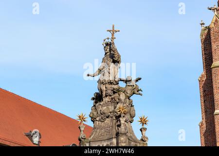 BRESLAU, POLEN - 4. NOVEMBER 2023: Dies ist das Fragment der Statue des Heiligen Johannes von Nepomuk auf dem Kirchplatz. Stockfoto