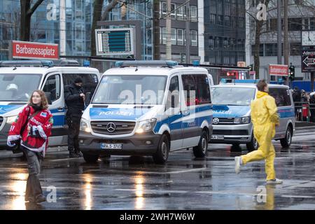 Karneval in Köln, Zülpicher Platz, Zülpicher Straße, 08.02.2024 Polizisten, Polizeiautos stehen neben der Haltestelle Barbarossaplatz, auf dem Vordergrund sieht man Teilnehmer, unscharfer Karneval in Köln, Zülpicher Platz, Zülpicher Straße, 08.02.2024 Köln Zülpicher Platz, Zülpicher Straße, 08 2024 Polizeibeamte Polizeiautos stehen neben der Haltestelle Barbarossaplatz, im Vordergrund sehen Sie Teilnehmer, verschwommener Karneval in Köln, Zülpicher Platz, Zülpicher Straße, 08 02 2024 Köln Zülpicher Platz, Zü Stockfoto