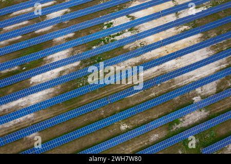 Solarbatteriestation. Blick von Drohnen-Solarpaneelen auf dem Feld. Alternative Energietypen. Energie der Sonne. Stockfoto