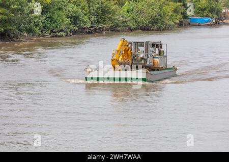 Ein kleiner Bagger auf einem Lastkahn im Mekong-Delta, Vietnam Stockfoto