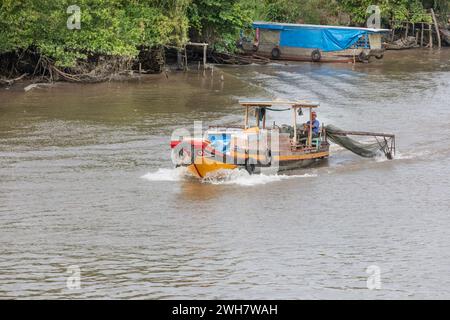 Ein kleines Fischerboot, das im Mekong-Delta, Vietnam, segelt Stockfoto