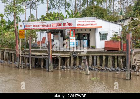 Eine kleine Tankstelle für Boote am Ufer des Mekong-Deltas, Vinh Long, Vietnam Stockfoto