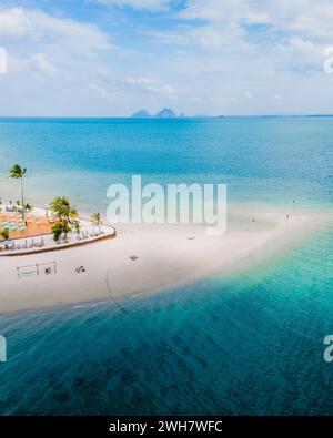 Blick auf die Drohne von oben auf Koh Muk, eine tropische Insel mit Palmen und weichem weißen Sand, und ein türkisfarbenes Meer in Koh Mook Trang Thailand Stockfoto