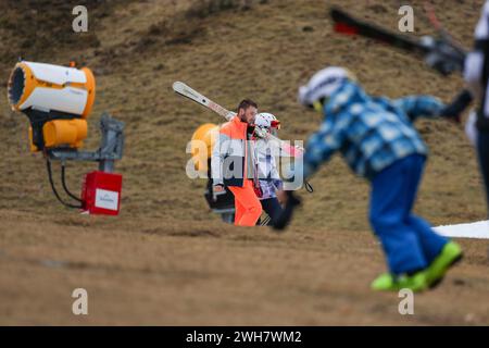 Laruns, Frankreich. Februar 2024. © PHOTOPQR/SUD OUEST/David Le Deodic ; Laruns ; 08/02/2024 ; La Station de Ski de Gourette sans neige à la veille des Vacances, le 8 fevrier 2024 . Réchauffement climatique, manque de neige, neige de culture, Canon à neige. Laruns, Frankreich, 8. februar 2024. In den Pyrenäen, dem Skigebiet Gourette ohne Schnee am Vorabend der Ferien wird der kleine Schnee von den Cannons Credit: MAXPPP/Alamy Live News geliefert Stockfoto