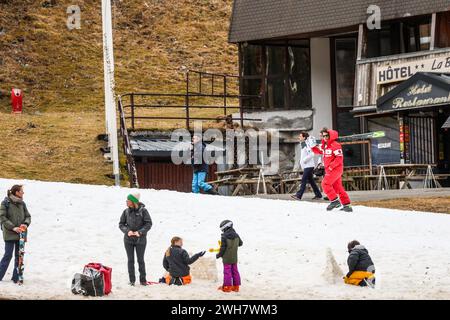 Laruns, Frankreich. Februar 2024. © PHOTOPQR/SUD OUEST/David Le Deodic ; Laruns ; 08/02/2024 ; La Station de Ski de Gourette sans neige à la veille des Vacances, le 8 fevrier 2024 . Réchauffement climatique, manque de neige, neige de culture, Canon à neige. Laruns, Frankreich, 8. februar 2024. In den Pyrenäen, dem Skigebiet Gourette ohne Schnee am Vorabend der Ferien wird der kleine Schnee von den Cannons Credit: MAXPPP/Alamy Live News geliefert Stockfoto