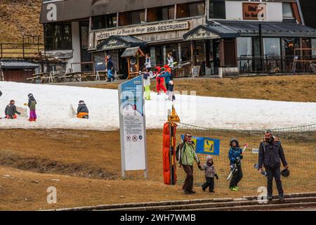 Laruns, Frankreich. Februar 2024. © PHOTOPQR/SUD OUEST/David Le Deodic ; Laruns ; 08/02/2024 ; La Station de Ski de Gourette sans neige à la veille des Vacances, le 8 fevrier 2024 . Réchauffement climatique, manque de neige, neige de culture, Canon à neige. Laruns, Frankreich, 8. februar 2024. In den Pyrenäen, dem Skigebiet Gourette ohne Schnee am Vorabend der Ferien wird der kleine Schnee von den Cannons Credit: MAXPPP/Alamy Live News geliefert Stockfoto