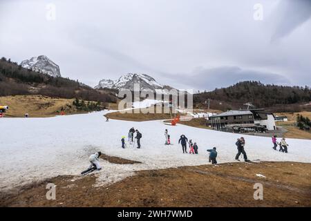 Laruns, Frankreich. Februar 2024. © PHOTOPQR/SUD OUEST/David Le Deodic ; Laruns ; 08/02/2024 ; La Station de Ski de Gourette sans neige à la veille des Vacances, le 8 fevrier 2024 . Réchauffement climatique, manque de neige, neige de culture, Canon à neige. Laruns, Frankreich, 8. februar 2024. In den Pyrenäen, dem Skigebiet Gourette ohne Schnee am Vorabend der Ferien wird der kleine Schnee von den Cannons Credit: MAXPPP/Alamy Live News geliefert Stockfoto