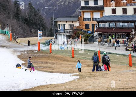 Laruns, Frankreich. Februar 2024. © PHOTOPQR/SUD OUEST/David Le Deodic ; Laruns ; 08/02/2024 ; La Station de Ski de Gourette sans neige à la veille des Vacances, le 8 fevrier 2024 . Réchauffement climatique, manque de neige, neige de culture, Canon à neige. Laruns, Frankreich, 8. februar 2024. In den Pyrenäen, dem Skigebiet Gourette ohne Schnee am Vorabend der Ferien wird der kleine Schnee von den Cannons Credit: MAXPPP/Alamy Live News geliefert Stockfoto