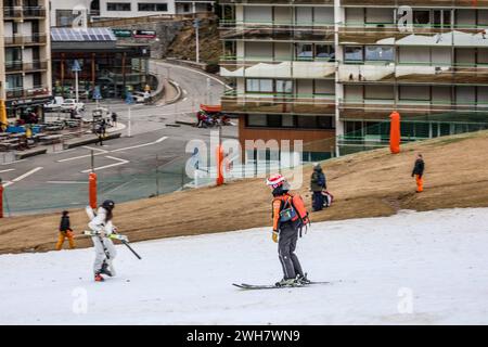 Laruns, Frankreich. Februar 2024. © PHOTOPQR/SUD OUEST/David Le Deodic ; Laruns ; 08/02/2024 ; La Station de Ski de Gourette sans neige à la veille des Vacances, le 8 fevrier 2024 . Réchauffement climatique, manque de neige, neige de culture, Canon à neige. Laruns, Frankreich, 8. februar 2024. In den Pyrenäen, dem Skigebiet Gourette ohne Schnee am Vorabend der Ferien wird der kleine Schnee von den Cannons Credit: MAXPPP/Alamy Live News geliefert Stockfoto