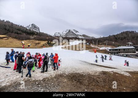 Laruns, Frankreich. Februar 2024. © PHOTOPQR/SUD OUEST/David Le Deodic ; Laruns ; 08/02/2024 ; La Station de Ski de Gourette sans neige à la veille des Vacances, le 8 fevrier 2024 . Réchauffement climatique, manque de neige, neige de culture, Canon à neige. Laruns, Frankreich, 8. februar 2024. In den Pyrenäen, dem Skigebiet Gourette ohne Schnee am Vorabend der Ferien wird der kleine Schnee von den Cannons Credit: MAXPPP/Alamy Live News geliefert Stockfoto