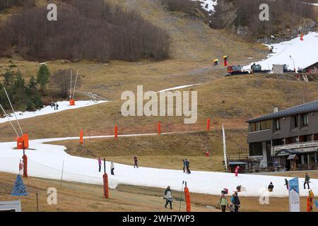 Laruns, Frankreich. Februar 2024. © PHOTOPQR/SUD OUEST/David Le Deodic ; Laruns ; 08/02/2024 ; La Station de Ski de Gourette sans neige à la veille des Vacances, le 8 fevrier 2024 . Réchauffement climatique, manque de neige, neige de culture, Canon à neige. Laruns, Frankreich, 8. februar 2024. In den Pyrenäen, dem Skigebiet Gourette ohne Schnee am Vorabend der Ferien wird der kleine Schnee von den Cannons Credit: MAXPPP/Alamy Live News geliefert Stockfoto