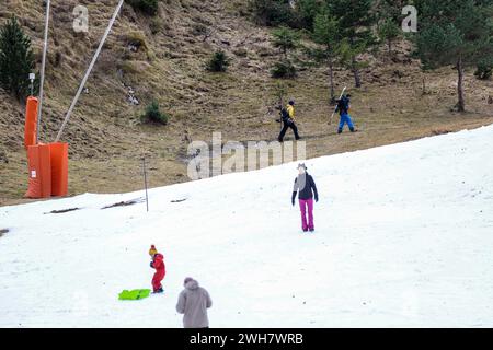 Laruns, Frankreich. Februar 2024. © PHOTOPQR/SUD OUEST/David Le Deodic ; Laruns ; 08/02/2024 ; La Station de Ski de Gourette sans neige à la veille des Vacances, le 8 fevrier 2024 . Réchauffement climatique, manque de neige, neige de culture, Canon à neige. Laruns, Frankreich, 8. februar 2024. In den Pyrenäen, dem Skigebiet Gourette ohne Schnee am Vorabend der Ferien wird der kleine Schnee von den Cannons Credit: MAXPPP/Alamy Live News geliefert Stockfoto