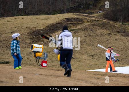 Laruns, Frankreich. Februar 2024. © PHOTOPQR/SUD OUEST/David Le Deodic ; Laruns ; 08/02/2024 ; La Station de Ski de Gourette sans neige à la veille des Vacances, le 8 fevrier 2024 . Réchauffement climatique, manque de neige, neige de culture, Canon à neige. Laruns, Frankreich, 8. februar 2024. In den Pyrenäen, dem Skigebiet Gourette ohne Schnee am Vorabend der Ferien wird der kleine Schnee von den Cannons Credit: MAXPPP/Alamy Live News geliefert Stockfoto