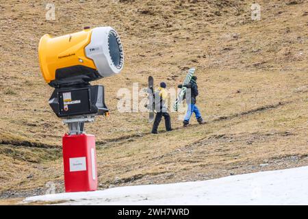 Laruns, Frankreich. Februar 2024. © PHOTOPQR/SUD OUEST/David Le Deodic ; Laruns ; 08/02/2024 ; La Station de Ski de Gourette sans neige à la veille des Vacances, le 8 fevrier 2024 . Réchauffement climatique, manque de neige, neige de culture, Canon à neige. Laruns, Frankreich, 8. februar 2024. In den Pyrenäen, dem Skigebiet Gourette ohne Schnee am Vorabend der Ferien wird der kleine Schnee von den Cannons Credit: MAXPPP/Alamy Live News geliefert Stockfoto