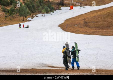 Laruns, Frankreich. Februar 2024. © PHOTOPQR/SUD OUEST/David Le Deodic ; Laruns ; 08/02/2024 ; La Station de Ski de Gourette sans neige à la veille des Vacances, le 8 fevrier 2024 . Réchauffement climatique, manque de neige, neige de culture, Canon à neige. Laruns, Frankreich, 8. februar 2024. In den Pyrenäen, dem Skigebiet Gourette ohne Schnee am Vorabend der Ferien wird der kleine Schnee von den Cannons Credit: MAXPPP/Alamy Live News geliefert Stockfoto