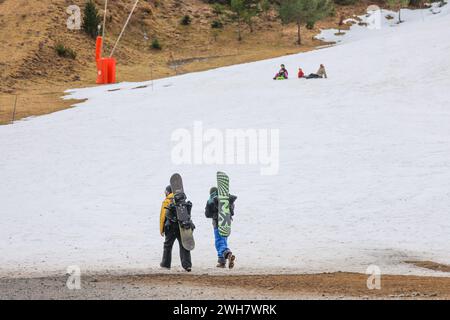 Laruns, Frankreich. Februar 2024. © PHOTOPQR/SUD OUEST/David Le Deodic ; Laruns ; 08/02/2024 ; La Station de Ski de Gourette sans neige à la veille des Vacances, le 8 fevrier 2024 . Réchauffement climatique, manque de neige, neige de culture, Canon à neige. Laruns, Frankreich, 8. februar 2024. In den Pyrenäen, dem Skigebiet Gourette ohne Schnee am Vorabend der Ferien wird der kleine Schnee von den Cannons Credit: MAXPPP/Alamy Live News geliefert Stockfoto