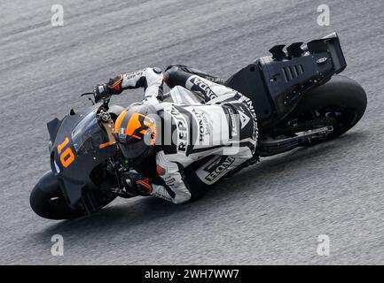 Kuala Lumpur, Malaysia. Februar 2024. Der italienische Fahrer Luca Marini vom Repsol Honda Team wurde während des offiziellen Sepang MotoGP Tests auf dem Sepang International Circuit in Aktion gesehen. Quelle: SOPA Images Limited/Alamy Live News Stockfoto