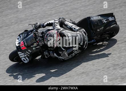 Kuala Lumpur, Malaysia. Februar 2024. Der spanische Fahrer Aleix Espargaro von Aprilia Racing wurde während des Sepang MotoGP Offiziellen Tests auf dem Sepang International Circuit in Aktion gesehen. Quelle: SOPA Images Limited/Alamy Live News Stockfoto