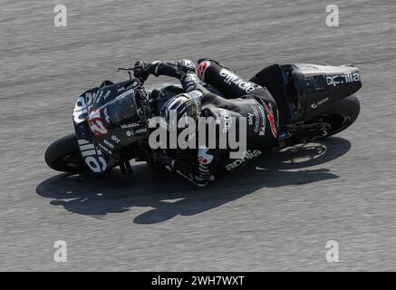 Kuala Lumpur, Malaysia. Februar 2024. Der spanische Fahrer Maverick Vinales von Aprillia Racing wurde während des Sepang MotoGP Offiziellen Tests auf dem Sepang International Circuit in Aktion gesehen. Quelle: SOPA Images Limited/Alamy Live News Stockfoto