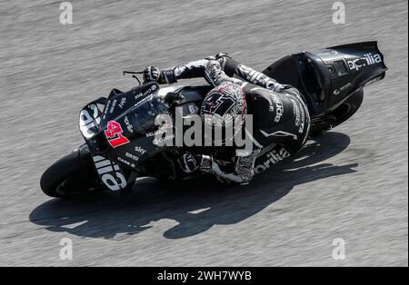 Kuala Lumpur, Malaysia. Februar 2024. Der spanische Fahrer Aleix Espargaro von Aprilia Racing wurde während des Sepang MotoGP Offiziellen Tests auf dem Sepang International Circuit in Aktion gesehen. Quelle: SOPA Images Limited/Alamy Live News Stockfoto