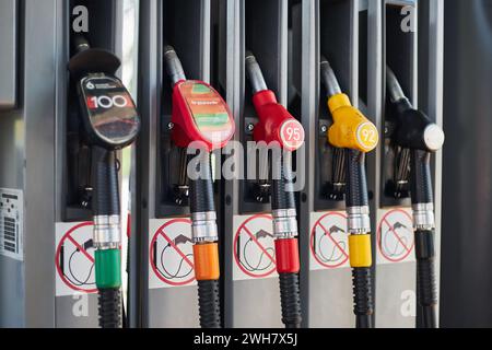 Gaspumpe an einer Tankstelle. Tanken des Fahrzeugs. Benzinspender, Kraftstoffdüseneinheit, Tankpistole 95 92 b POWER 100 Benzin- und Dieselkraftstoff, Benzinschlauch. Stockfoto